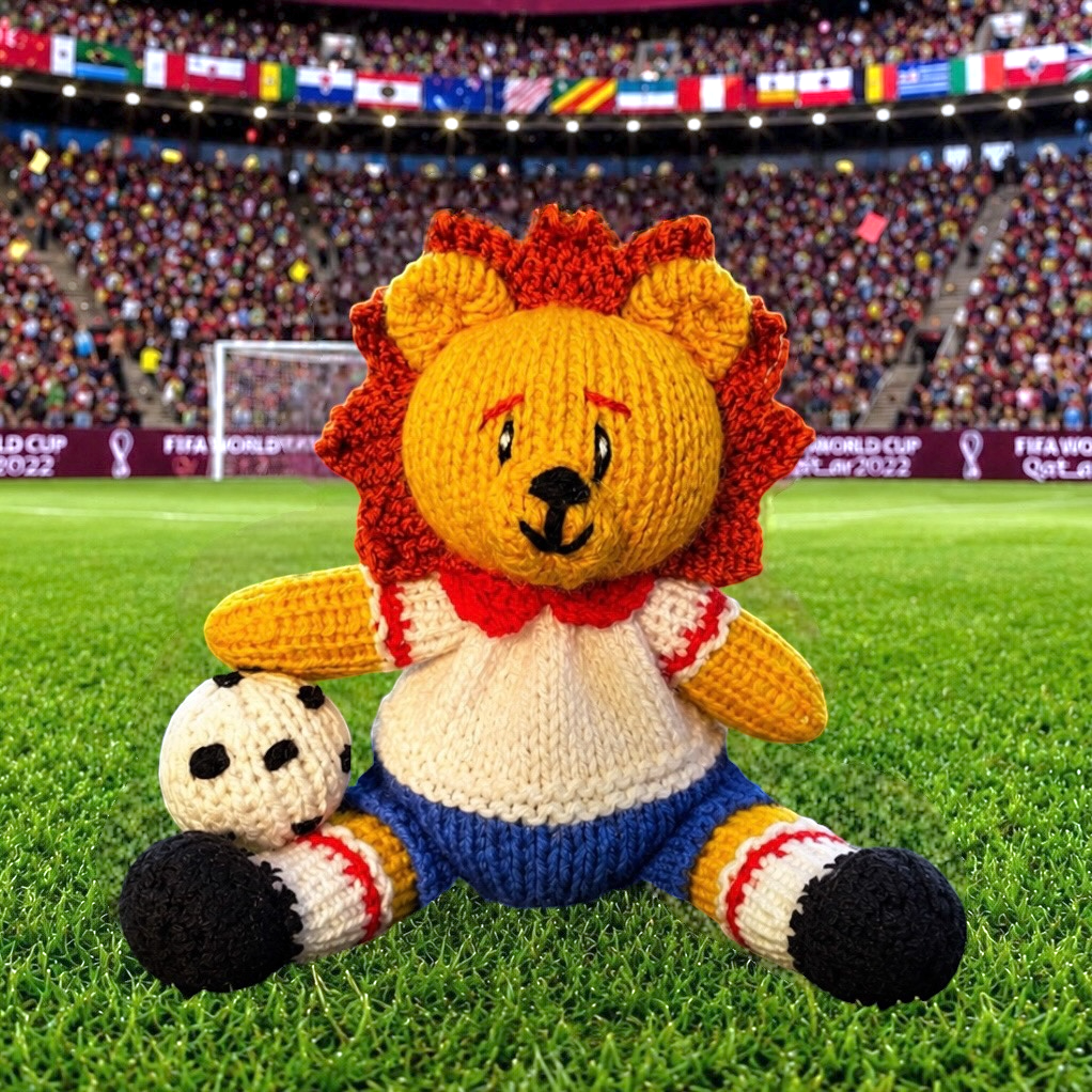 KNITTING PATTERN - Roary the England Football Lion chocolate orange cover / 15 cms World Cup toy