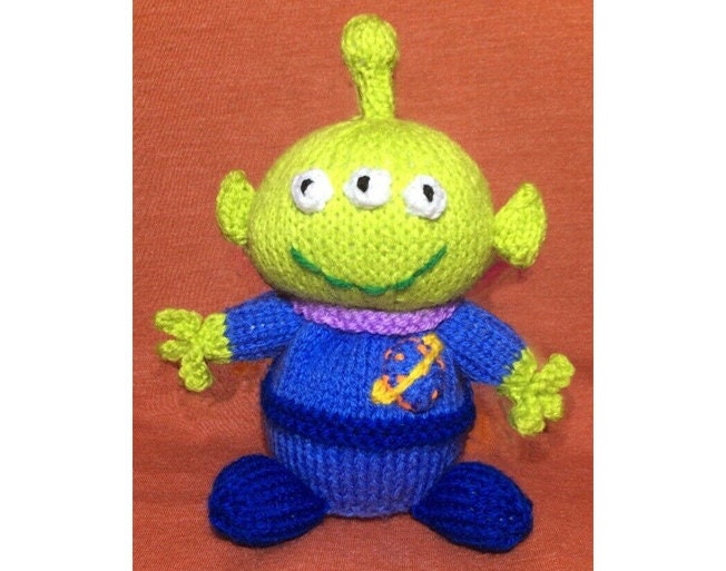 KNITTING PATTERN - Alien inspired choc orange cover / 15 cms