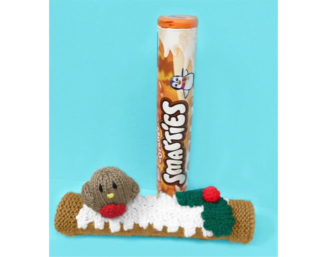 KNITTING PATTERN - Christmas Yule Log with Robin Smarties Sweet Holder 22 cms